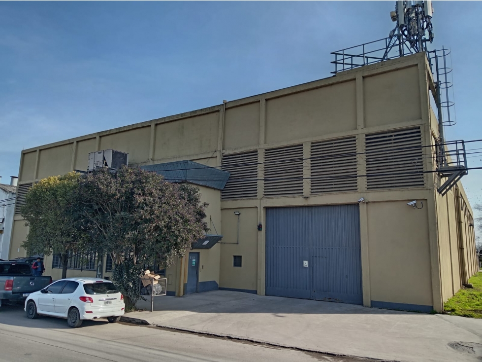 ALQUILER GALPÓN 1750 M2 - AV. CHAMPAGNAT - 3