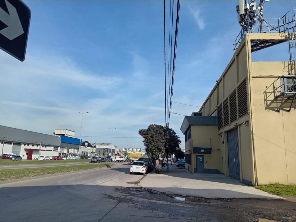 ALQUILER GALPÓN 1750 M2 - AV. CHAMPAGNAT - 4