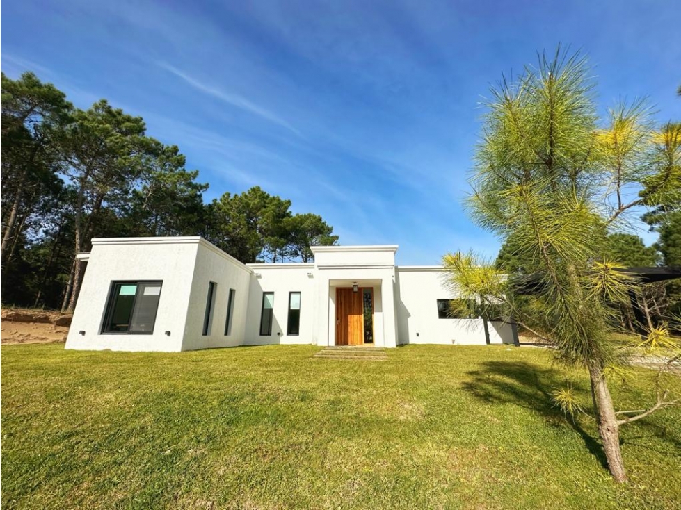CASA BLANCA EN PINAMAR SOBRE EL GOLF — foto 3