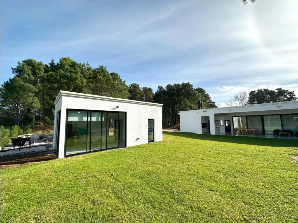 CASA BLANCA EN PINAMAR SOBRE EL GOLF — foto 5