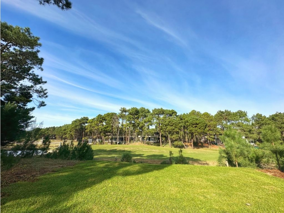 CASA BLANCA EN PINAMAR SOBRE EL GOLF — foto 4