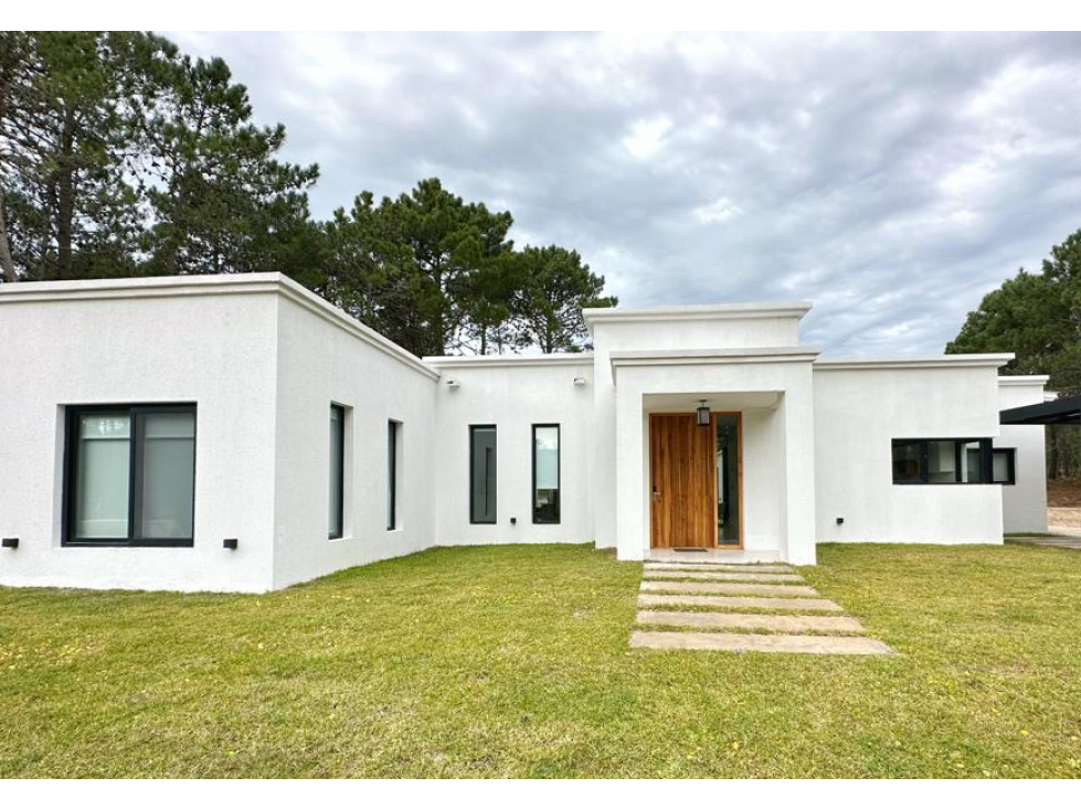 CASA BLANCA EN PINAMAR SOBRE EL GOLF