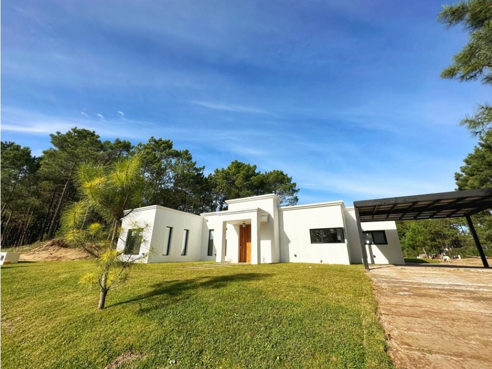 CASA BLANCA EN PINAMAR SOBRE EL GOLF — foto 2