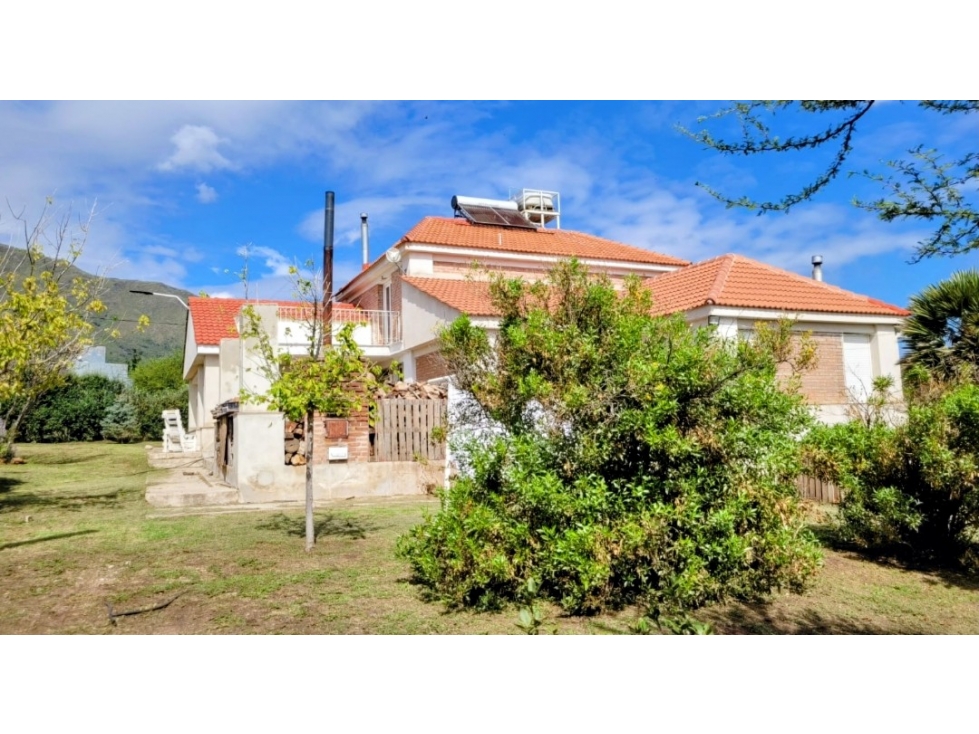 Chalet 300 M2 cub. Lote 1600 M2. Cerro Uritorco - Capilla del Monte