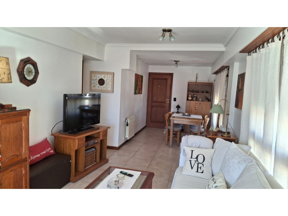 Edificio Categoría frente a Plaza Mitre 3 ambientes Impecable - 2