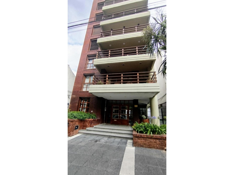 Edificio Categoría frente a Plaza Mitre 3 ambientes Impecable - 3