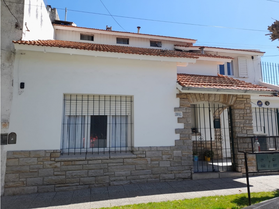 Venta casa con departamentos en block