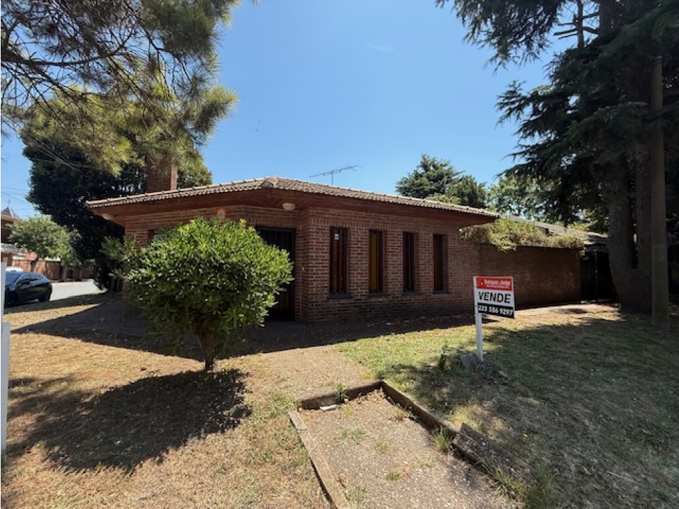 Chalet 4 ambientes en Venta - Todo en Esquina