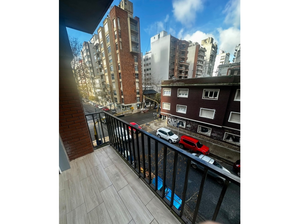 TRES AMBIENTES CON DEPENDENCIAS DE SERVICIO A LA CALLE RECICLADO. - 6