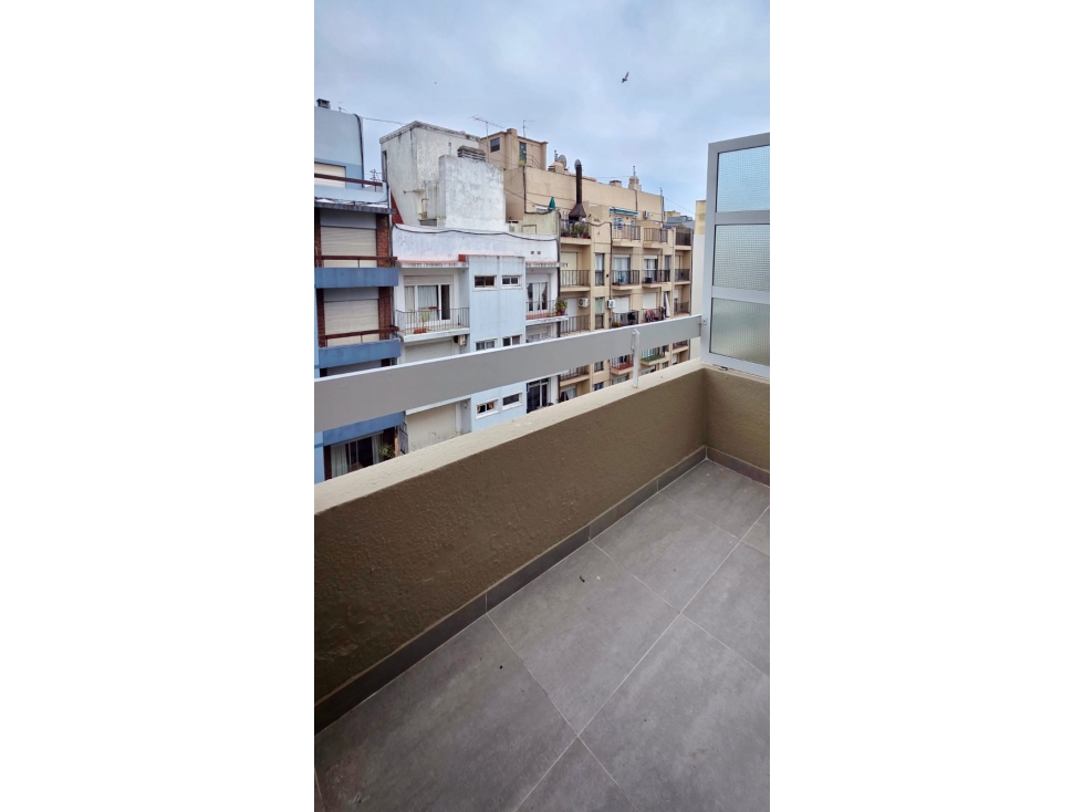 UN AMBIENTE RECICLADO A LA CALLE CON BALCÓN SALIENTE. - 6