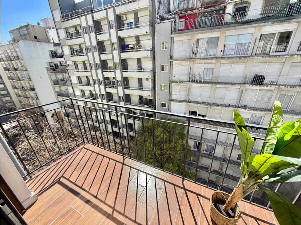 DOS AMBIENTES RECICLADO CON BALCÓN SALIENTE EN VEREDA DE SOL. — foto 4