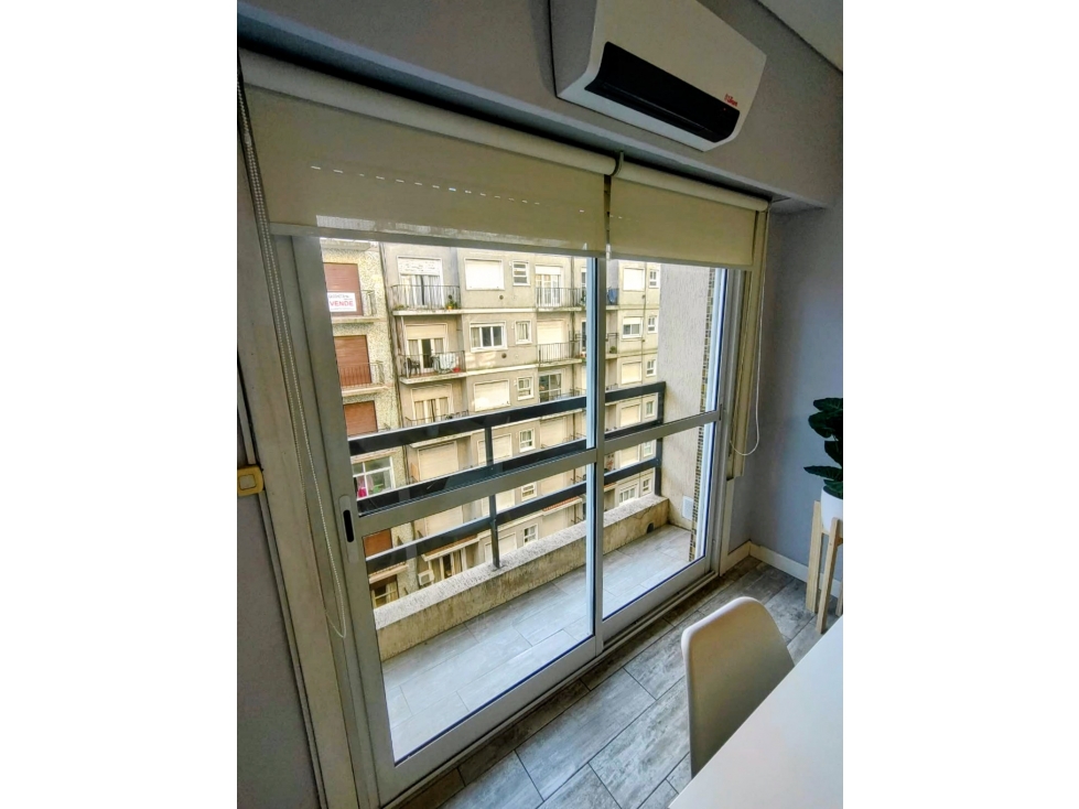 UN AMBIENTE EXTERNO CON BALCÓN SALIENTE RECICLADO. - 3