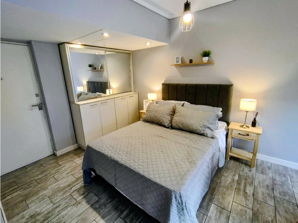 UN AMBIENTE EXTERNO CON BALCÓN SALIENTE RECICLADO. - 4