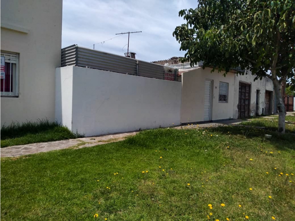 VENTA en block. Casa 3 AMB c/ patio y garaje + depto 2 AMB c/ patio - 4