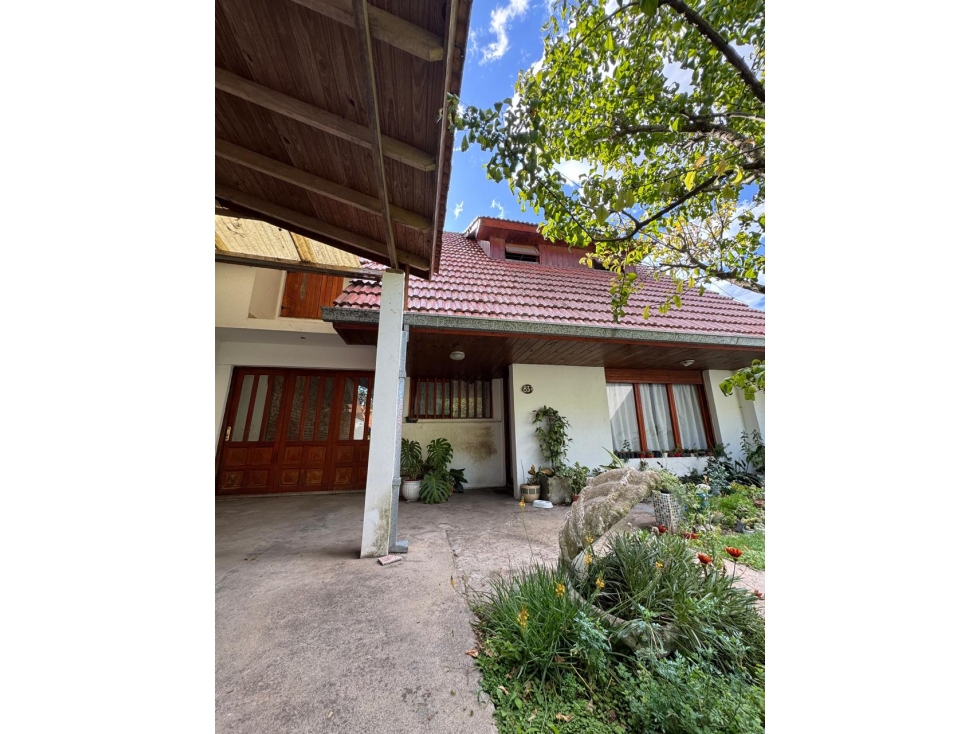 CHALET DE 6 AMBIENTES CON QUINCHO - BARRIO LOS PINARES