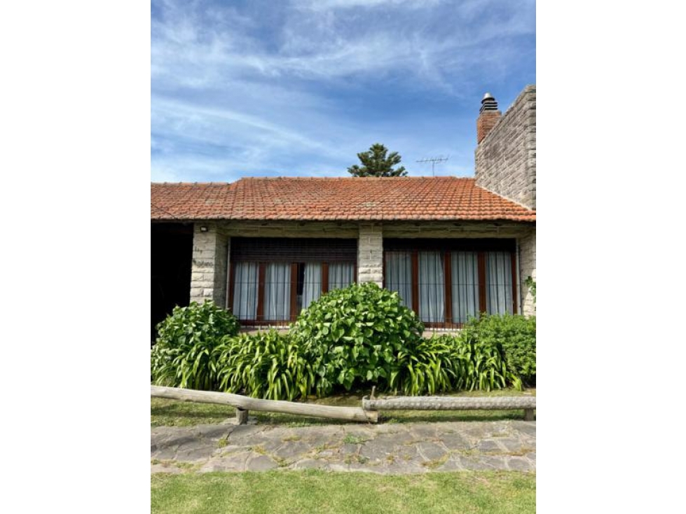 Chalet De Estilo Tres Ambientes Con Dependencia