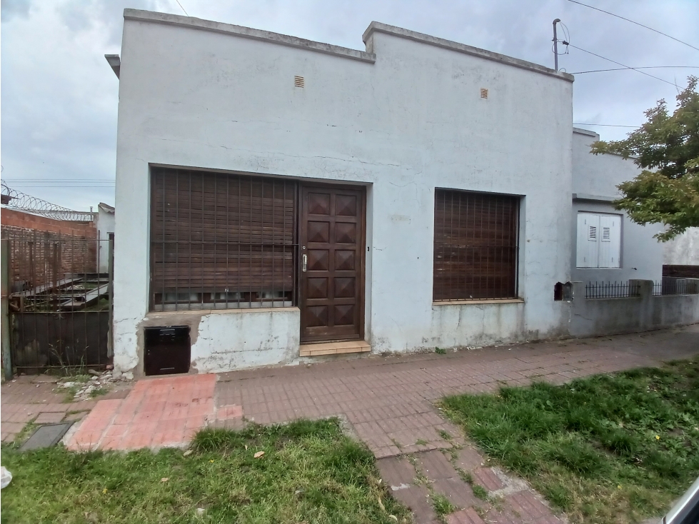 VENTA CASA 3 AMB. ENTRADA P/ VEHICULOS, DEPOSITO O TALLER, PARQUE