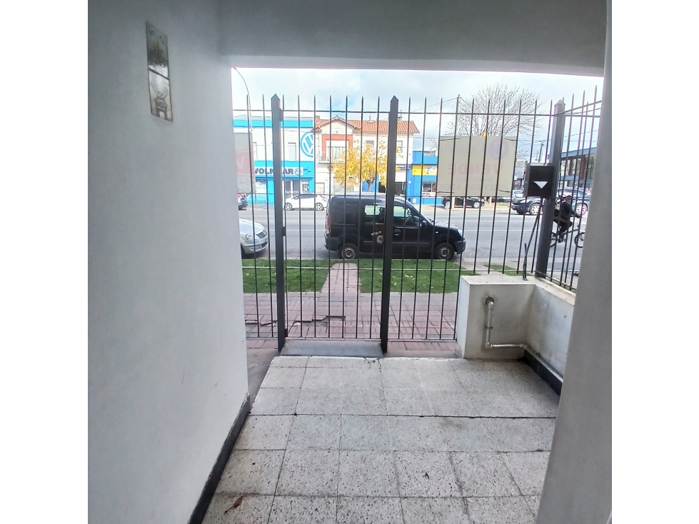 PH 3 AMBINETES PLANTA BAJA AL FRENTE INDEPENDIENTE ZONA COLON AL 4400 — foto 2