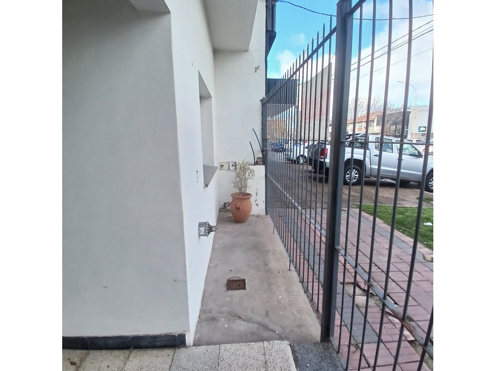 PH 3 AMBINETES PLANTA BAJA AL FRENTE INDEPENDIENTE ZONA COLON AL 4400 — foto 3