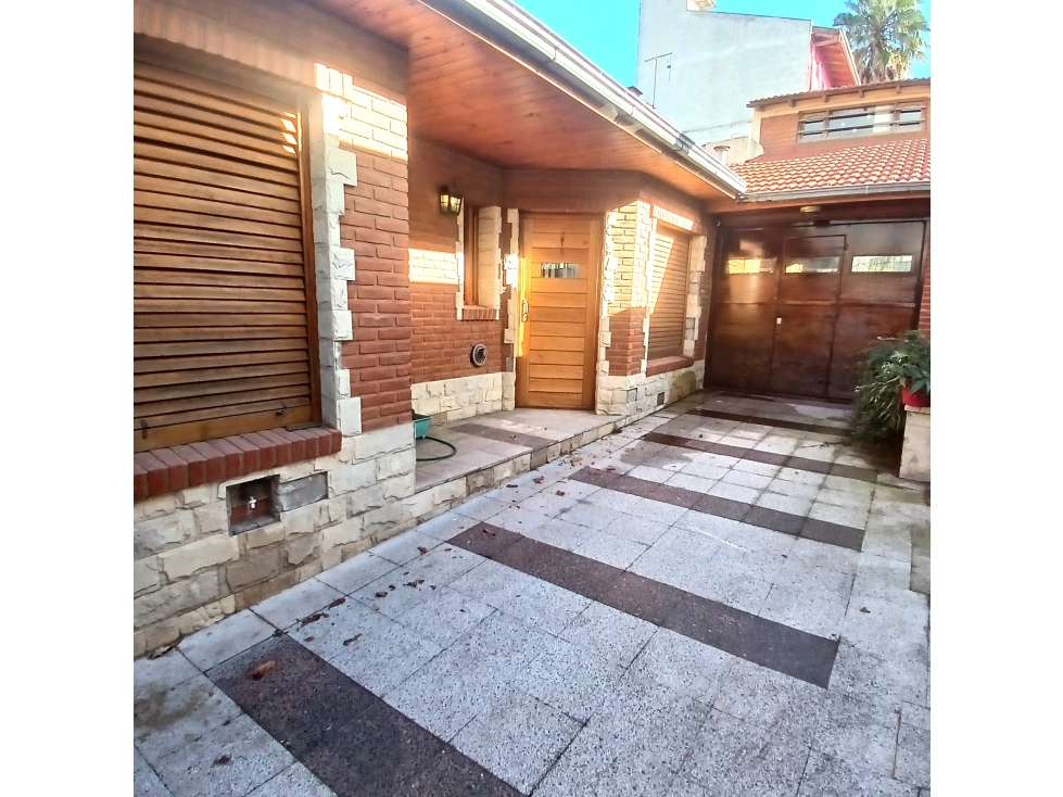 CHALET 3 AMB, GARAGE, TROTADORA, PATIO FRANCIA 1827 DON BOSCO