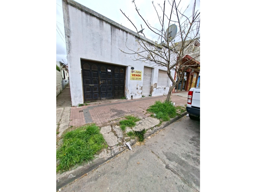 VENTA LOTE CON LOCAL Y VIVIENDA A RECICLAR O DEMOLER MORENO 4756