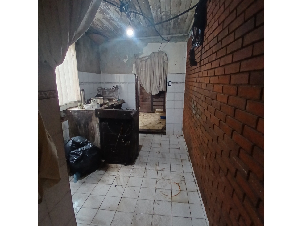 VENTA LOTE CON LOCAL Y VIVIENDA A RECICLAR O DEMOLER MORENO 4756 — foto 4