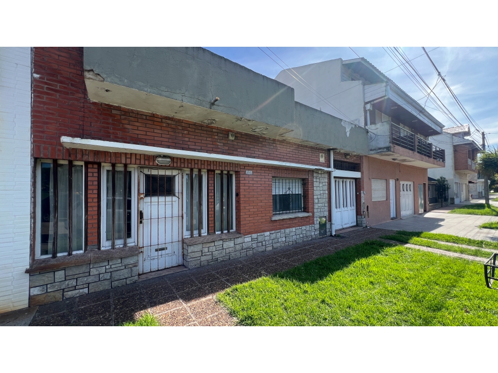 VENTA CASA AMERICANA A REFACCIONAR + DPTO 2 AMBIENTES Bº LAS AVENIDAS - 1