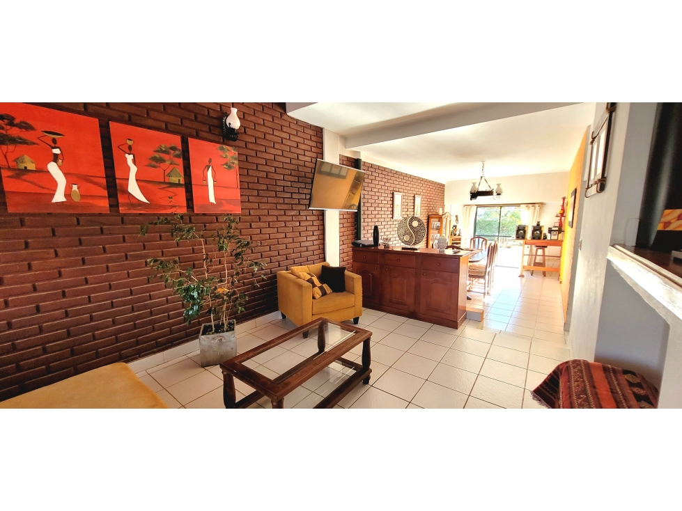 IMPECABLE CHALET 4 AMB. A/CREDITO PARQUE, GGE DOBLE QUINCHO C/PARRILLA
