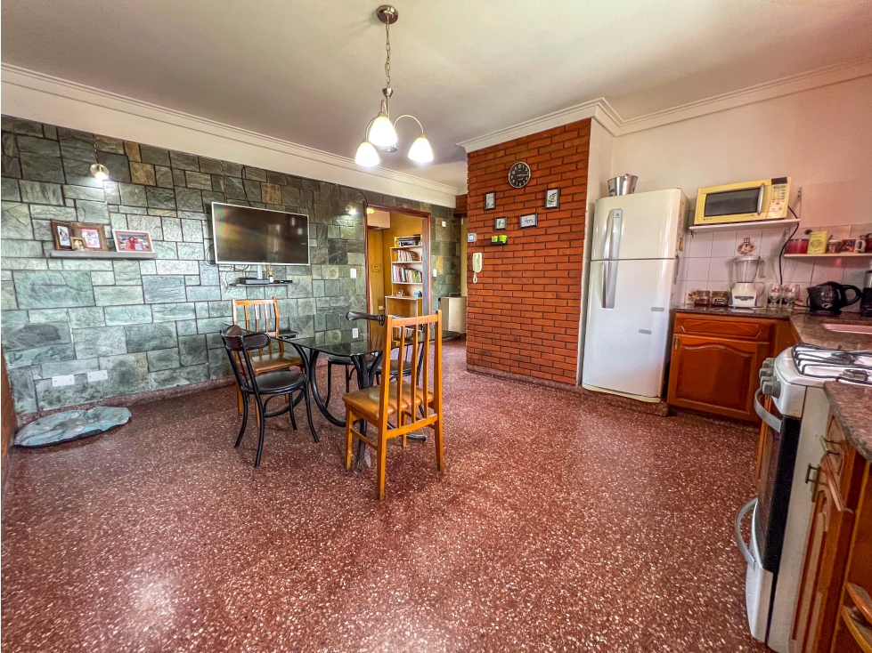 Casa Ph 3 amb. (P.A) con terraza- Av. J. P. Ramos y San Salvador