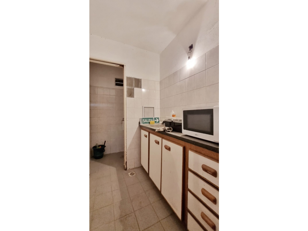 Local 336 m2 - Av. Fortunato de la Plaza (ex 39) y Udine - 5