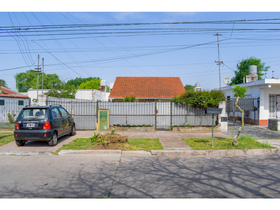 Chalet 3 amb. con e/para varios autos + 3 deptos. - Marconi y Saavedra