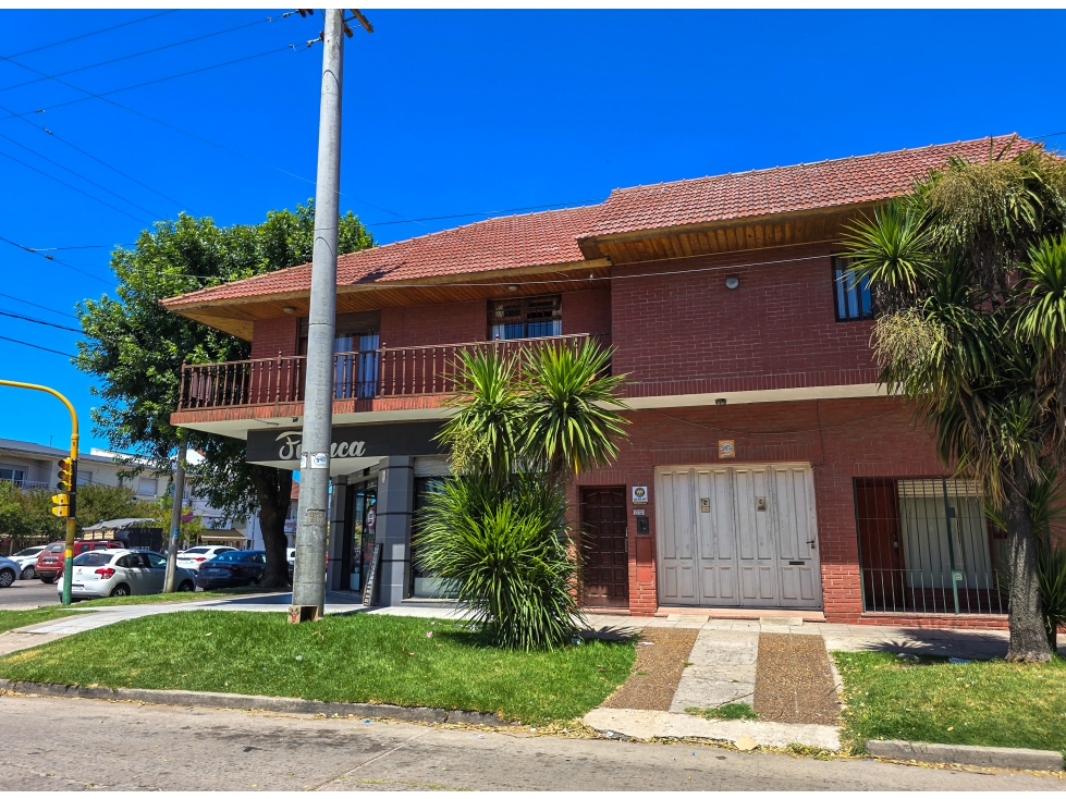 Chalet 4 amb. quincho, garage+ Local/Depto - Carasa y Av. J. P. Ramos