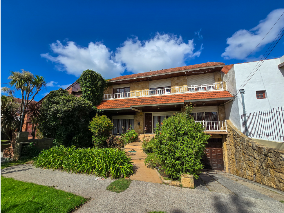 Chalet 5 amb. c/garage, quincho, patio y terraza - Colinas de P. Ramos