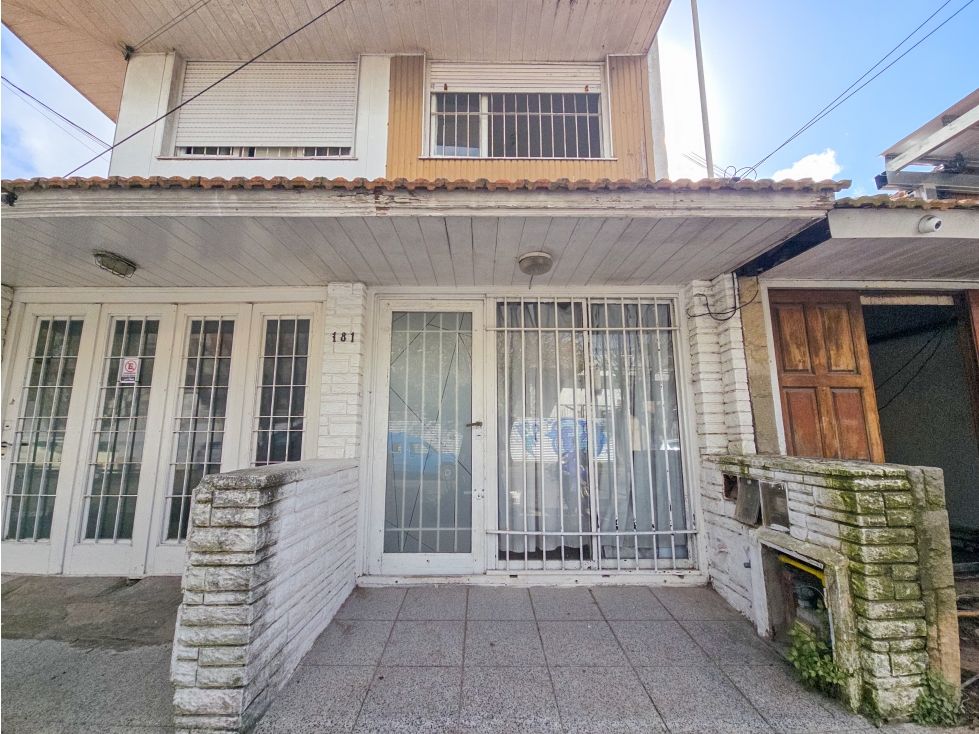 Dúplex 3 amb. con patio al frente - APTO CREDITO - Parque Luro
