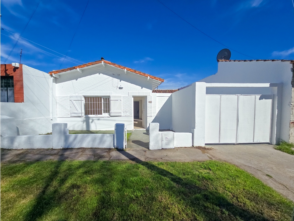 Casa 3 amb. con entrada p/auto, garage y patio- Las Avenidas