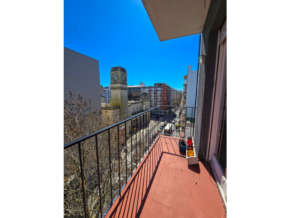 Departamento 2 amb. con balcón - Sarmiento y Rawson