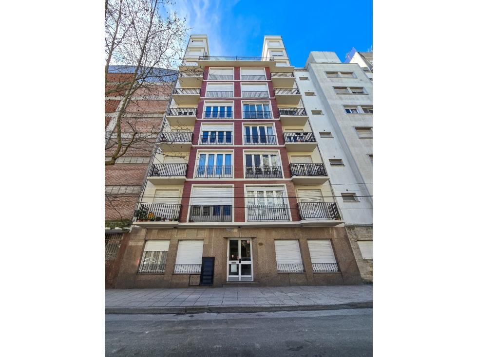Departamento 3 amb. con 2 patios. Reciclado - Falucho y Sarmiento