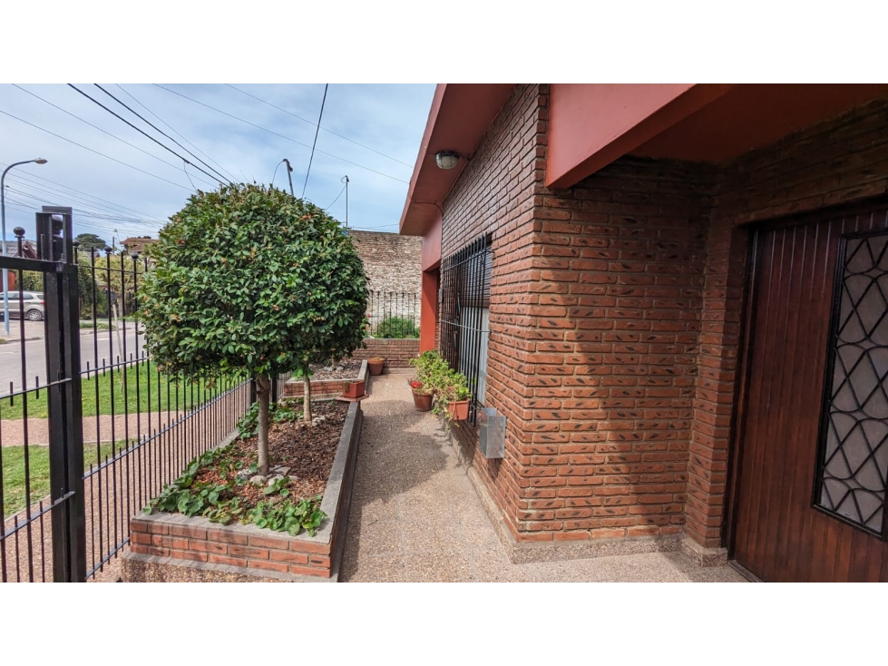 Casa 4 ambientes - Apto cred- Hernandarias y Vignolo. NUEVO VALOR ! — foto 2