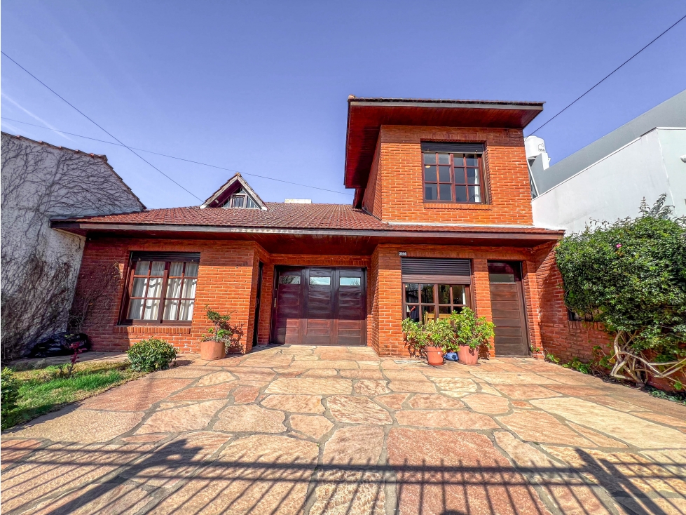 Propiedad en block: Chalet 5 amb. + Dúplex 4 amb. - Guido y Formosa
