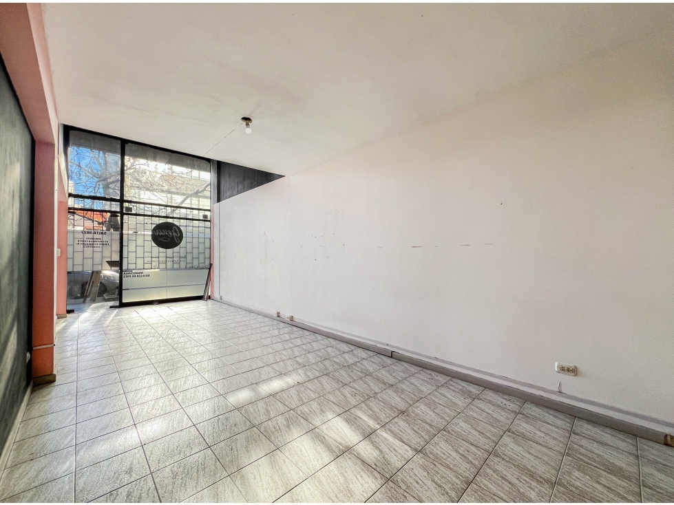 Local + espacio para auto descubierto- Salta y Rivadavia