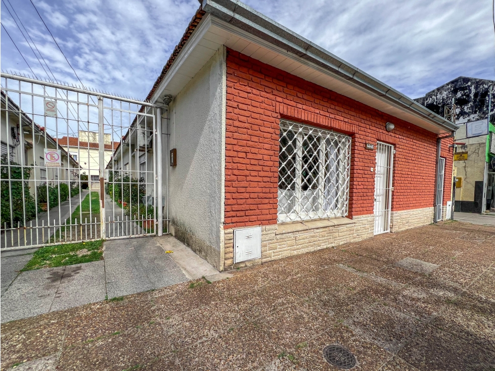 Chalet PH frente 3 amb. con cochera cubierta - Córdoba y Larrea