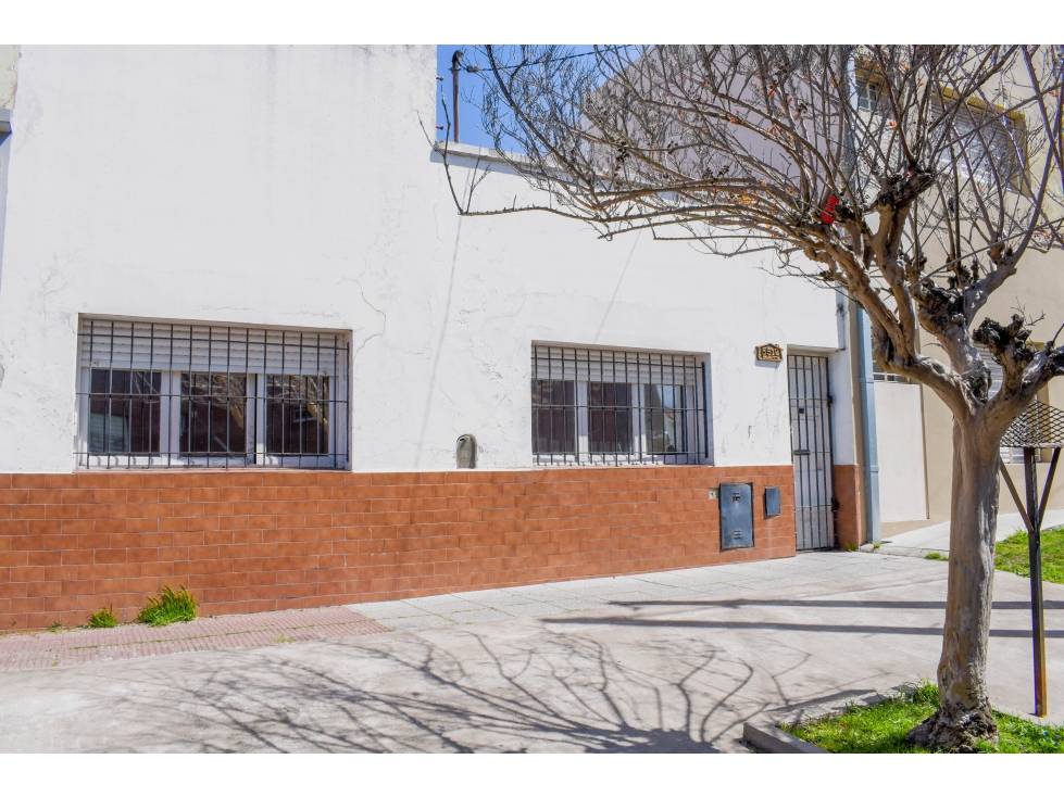 Casa PH frente 3 amb. con patio - Gaboto y R. S. Peña