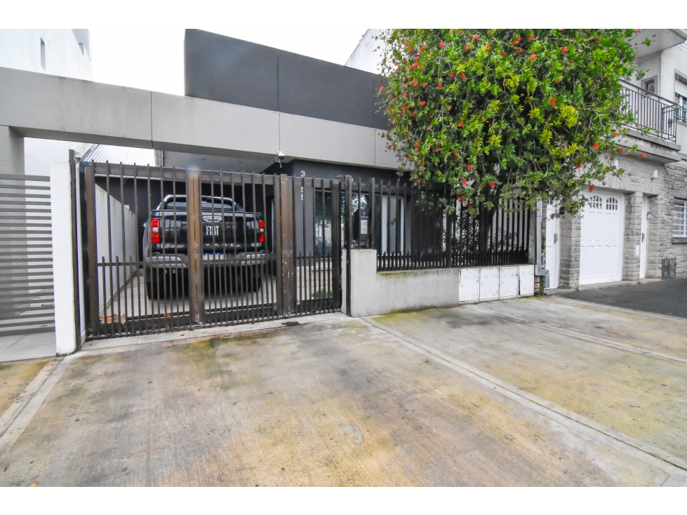 Casa en Ph 3 amb. con patio y entrada p/auto - Necochea y España - 2