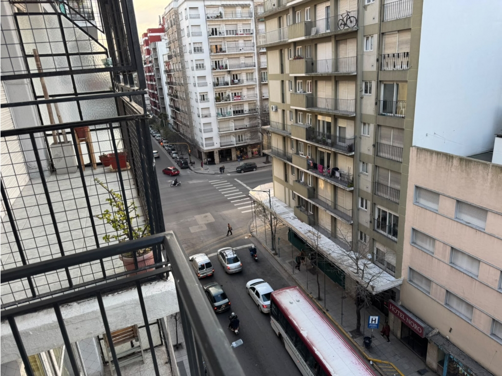 Departamento 3 amb. con balcón al frente - Corrientes y Av. Colón — foto 2