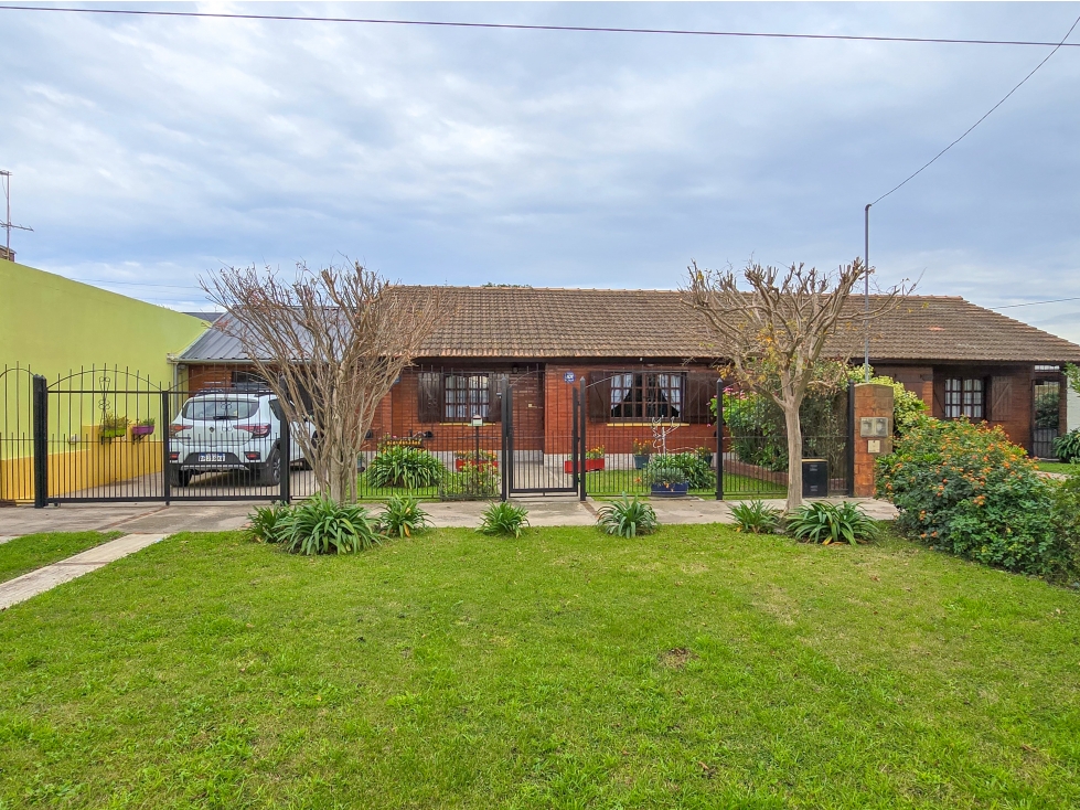 Casa 3 ambientes con parque y garage p/2 vehículos- Nuevo Ostende — foto 2