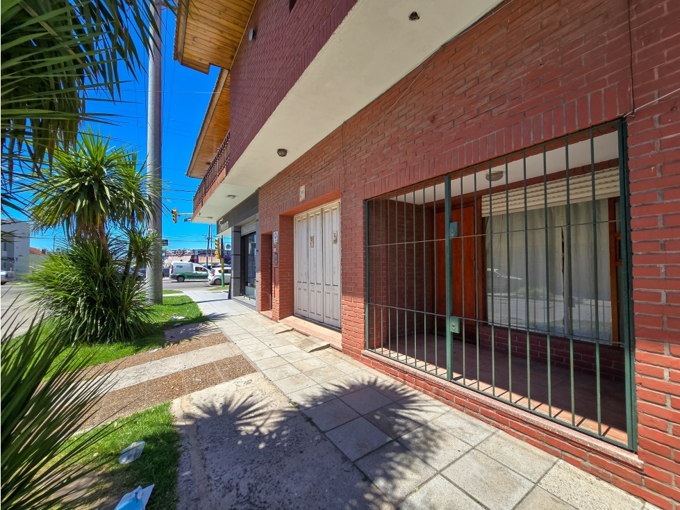 Chalet 4 amb. quincho, garage+ Local/Depto - Carasa y Av. J. P. Ramos — foto 2