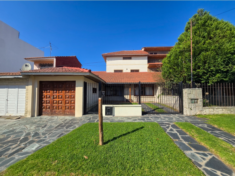 Casa 5 ambientes con parque- Mogotes