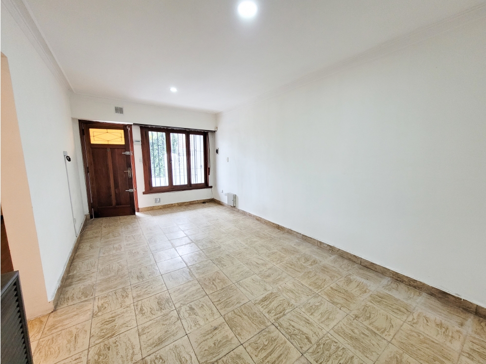 Casa 4 amb. + Losa + entrada p/ autos- Ap. crédito -Puan y G. Guerrico - 4