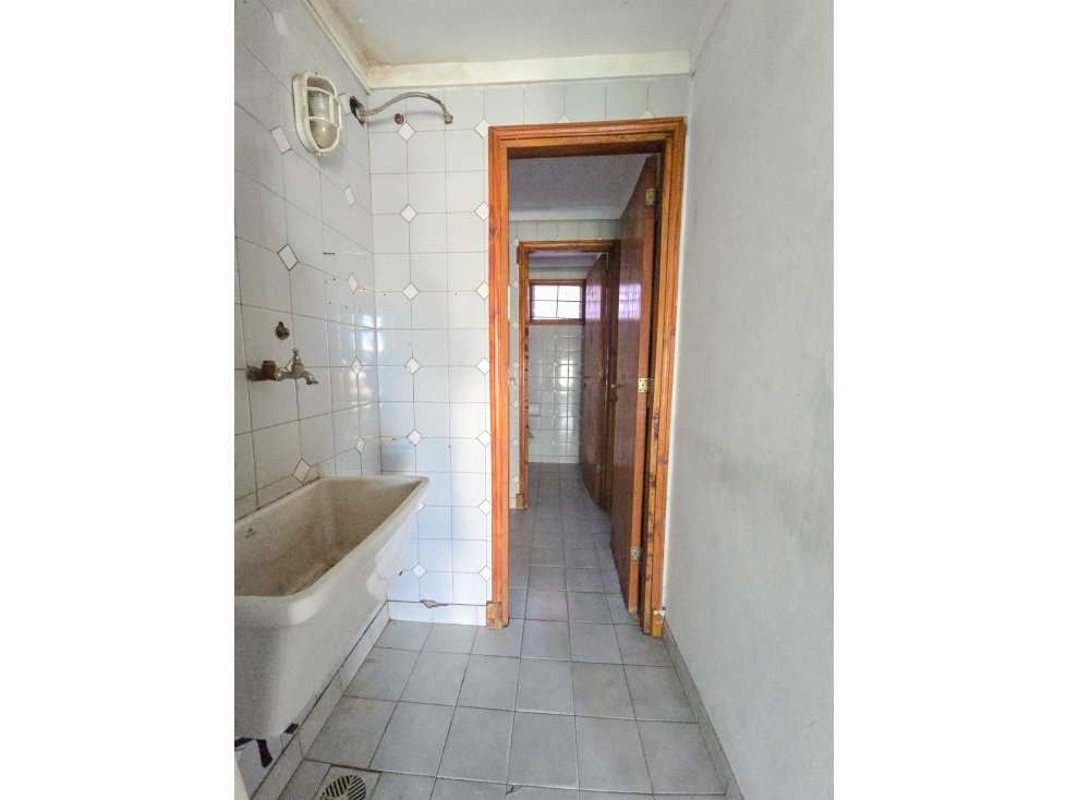 Local de 20m2 - Ayolas y Av. Polonia - 5