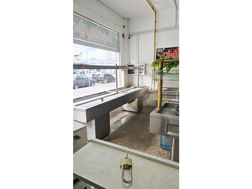 Local en dos plantas de 359m2 + - Av. P. Luro y España — foto 6